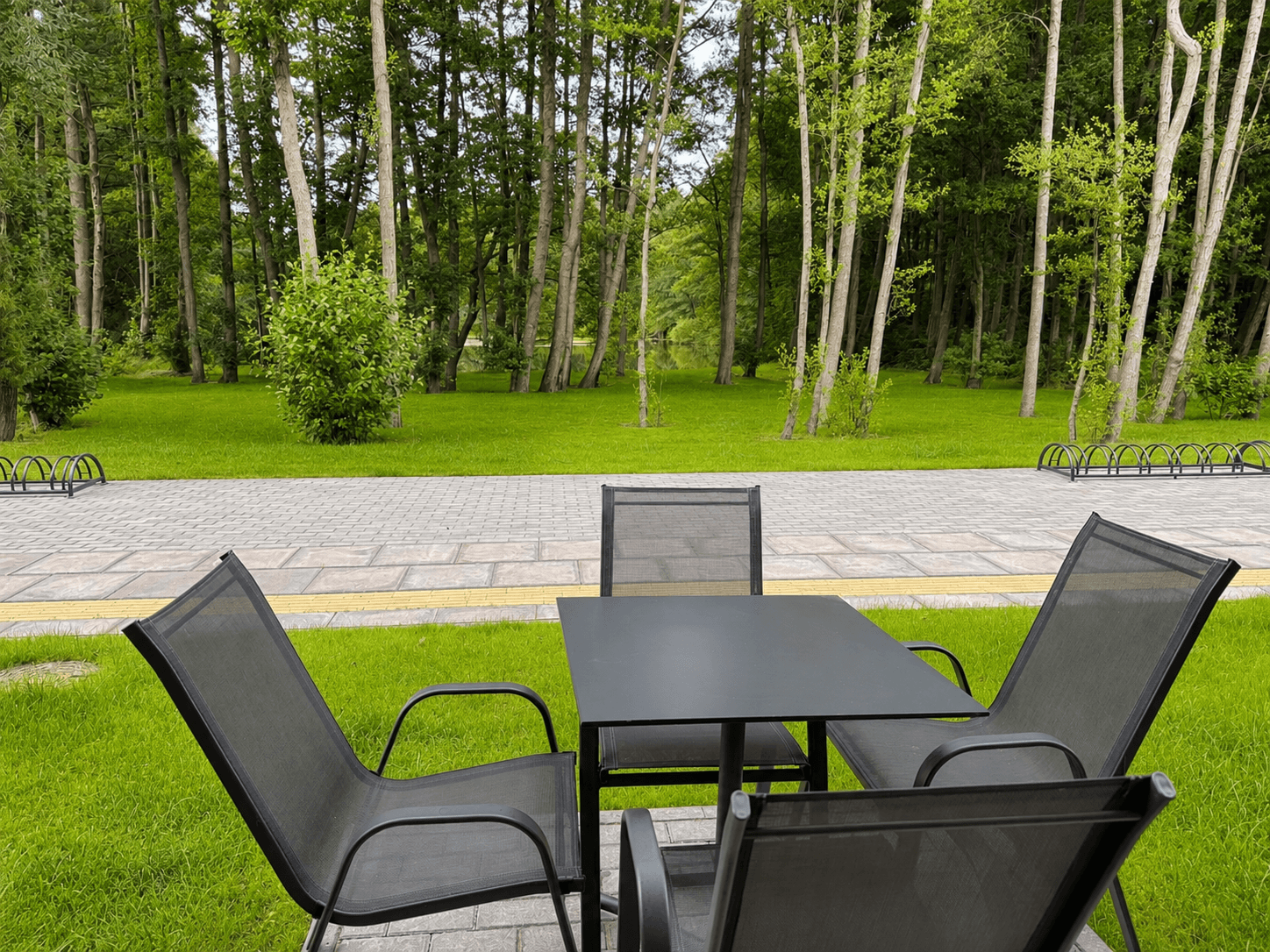 Terasa su lauko baldais ir vaizdu į mišką